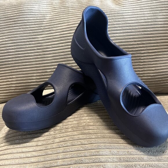 Crocs Clog/shoe Blue Rare Size Men 9 women 11 Practically New - Picture 1 of 15